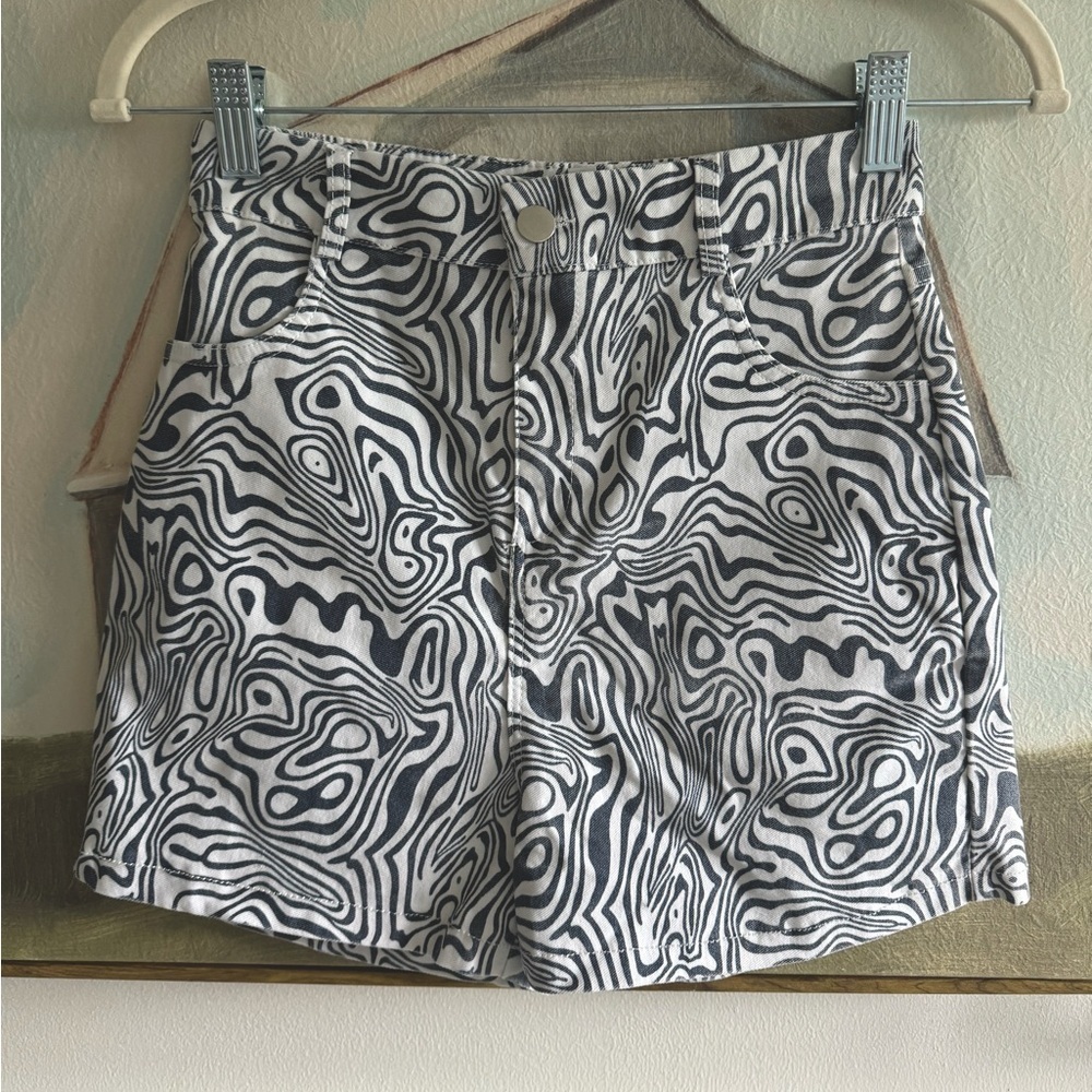 BOBBLES & LACE Topographical Patterned Navy And White Light Denim Shorts Sz Lg*